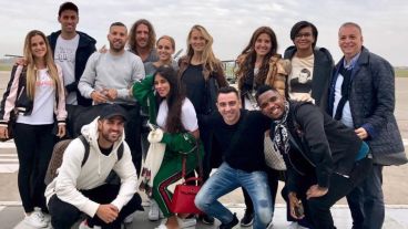 El Barsa en Rosario: Xavi, Puyol, Busquets, Fábregas, Jordi, Eto'o y sus esposas.