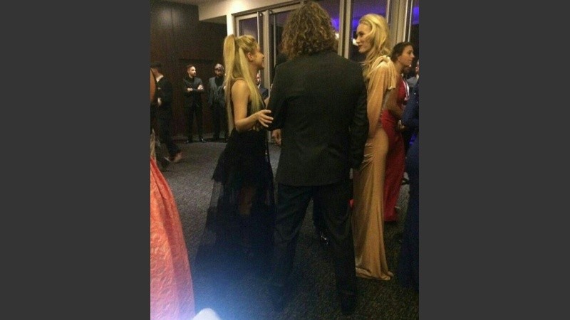 Shakira y Piqué posan en la pista del aeropuerto de Rosario.