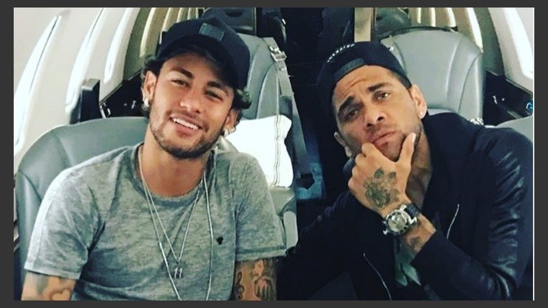 La foto que se tomaron Neymar y Dani Alves llegando a Rosario para la boda. 