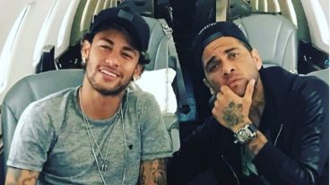 La foto que se tomaron Neymar y Dani Alves llegando a Rosario para la boda.