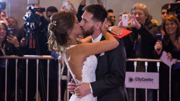 El momento más esperado: el beso de los novios en la alfombra.(Alan Monzón/Rosario3.com)