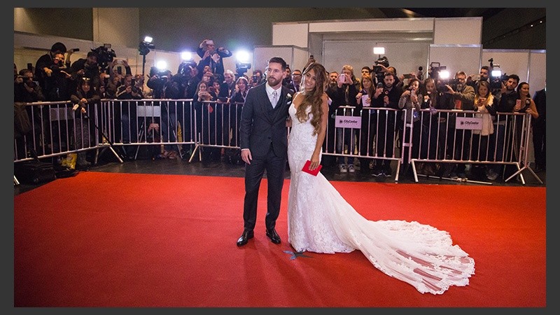 La cola del vestido de Antonela se llevó todas las miradas.(Alan Monzón/Rosario3.com)