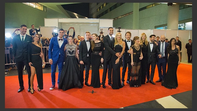 La alfombra roja se llenó de famosos este viernes en el City Center.