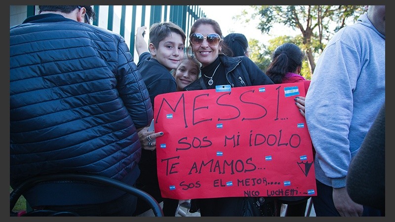 Banderitas argentinas y estética rojinegra para saludar al ídolo.(Alan Monzón/Rosario3.com)