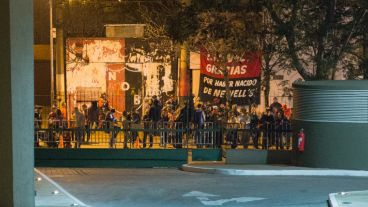 "Lionel, gracias por haber nacido de Newell's", fue una de las banderas que colocaron los vecinos que se acercaron al City Center.