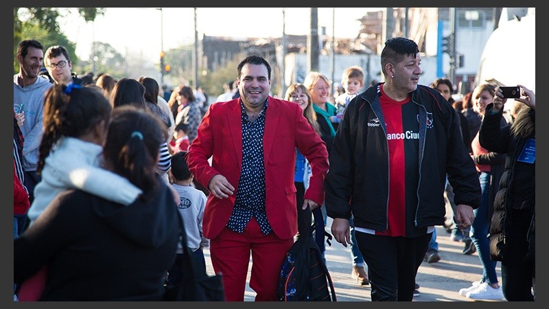 Un cantante de cumbia se paseó por todo Moreno y Battle y Ordoñez dedicando canciones a la Pulga.