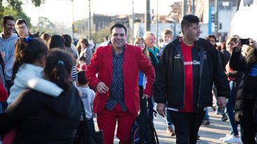 Un cantante de cumbia se paseó por todo Moreno y Battle y Ordoñez dedicando canciones a la Pulga.