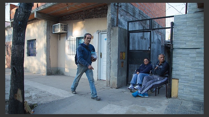 Dos vecinos optaron por seguir el color del casamiento afuera de su casa.