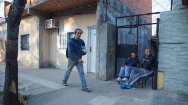 Dos vecinos optaron por seguir el color del casamiento afuera de su casa.