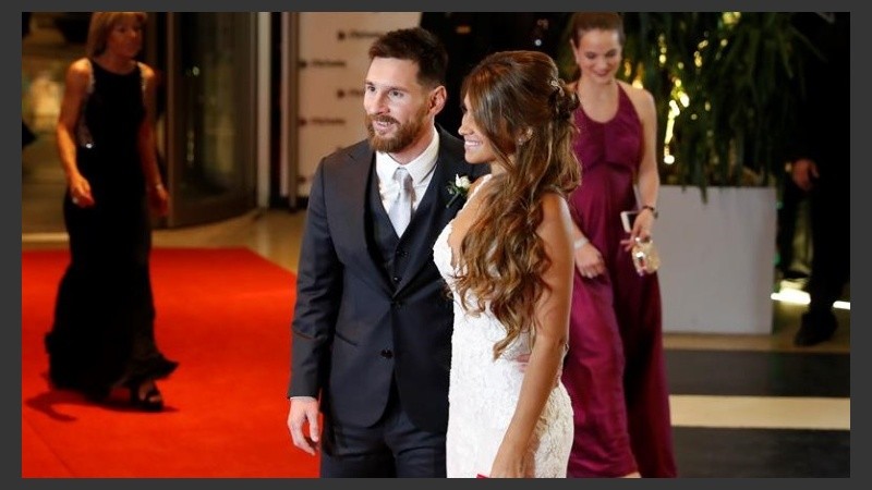 Cecilia es la joven que está detrás de Leo y Anto. 