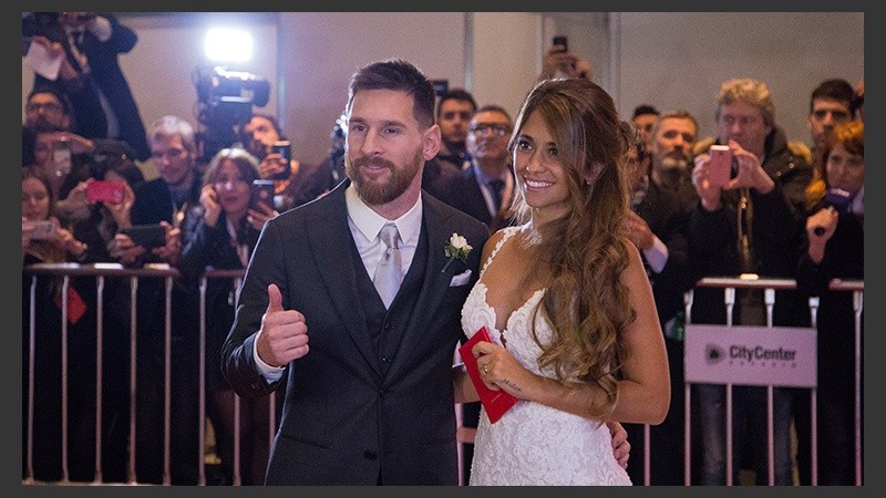 Sonrisas y pulgares arriba en la noche rosarina.(Alan Monzón/Rosario3.com)