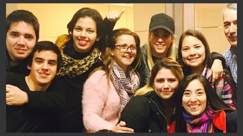 Shakira perdida entre sus fanáticos. 