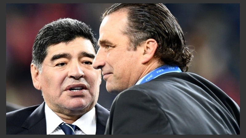 Saludo afectuoso con Pizzi, entrenador de la Roja.