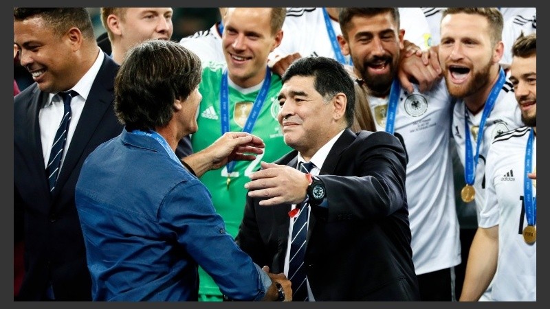 Abrazo y reconocimiento para el técnico campeón.