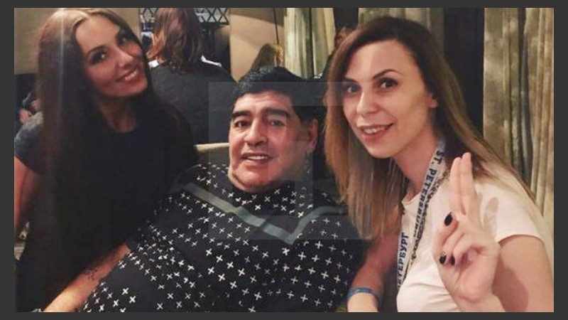 Maradona, con Ekaterina Nagolskaya (derecha) en un hotel de San Petersburgo.