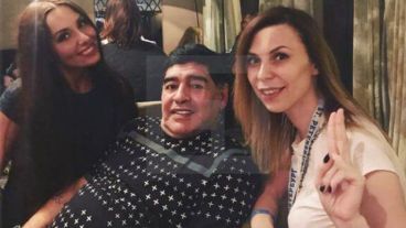 Maradona, con Ekaterina Nagolskaya (derecha) en un hotel de San Petersburgo.