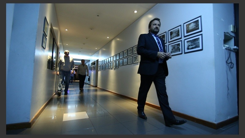 Alberto en los pasillos de Televisión Litoral.