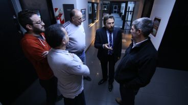 El reencuentro con sus compañeros en los pasillos del canal.