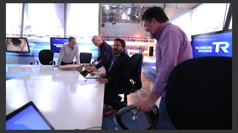 Coordinando detalles con producción antes del comienzo del programa.