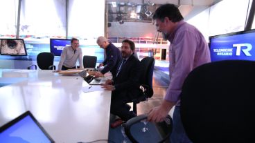 Coordinando detalles con producción antes del comienzo del programa.