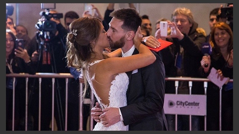 El beso de los recién casados, festejado por los periodistas.