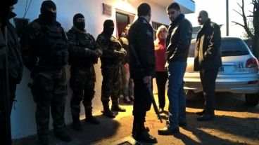 El ministro Pullaro estuvo presente en los allanamientos.