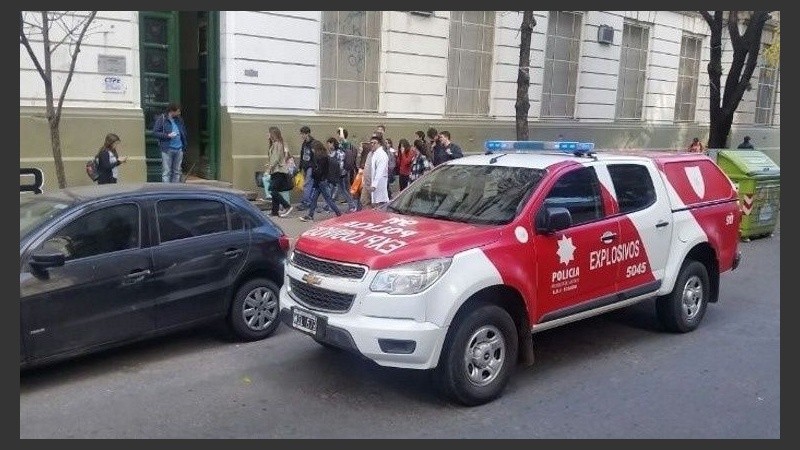 Una imagen que se repite frente a los colegios rosarinos