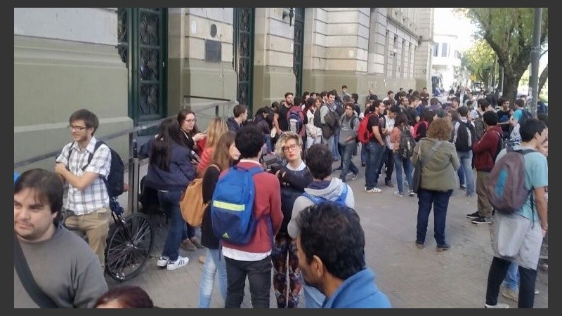 Con cada amenaza deben evacuar los establecimientos escolares.