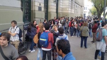 Con cada amenaza deben evacuar los establecimientos escolares.