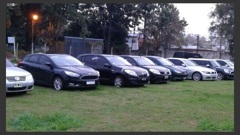 Los vehículos secuestrados en los 33 allanamientos de este martes a la madrugada.