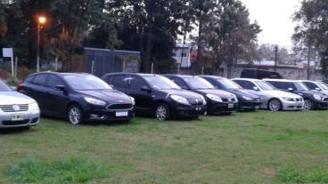 Los vehículos secuestrados en los 33 allanamientos de este martes a la madrugada.