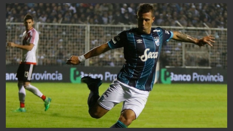 Bianchi, con la casaca del Decano ante River.