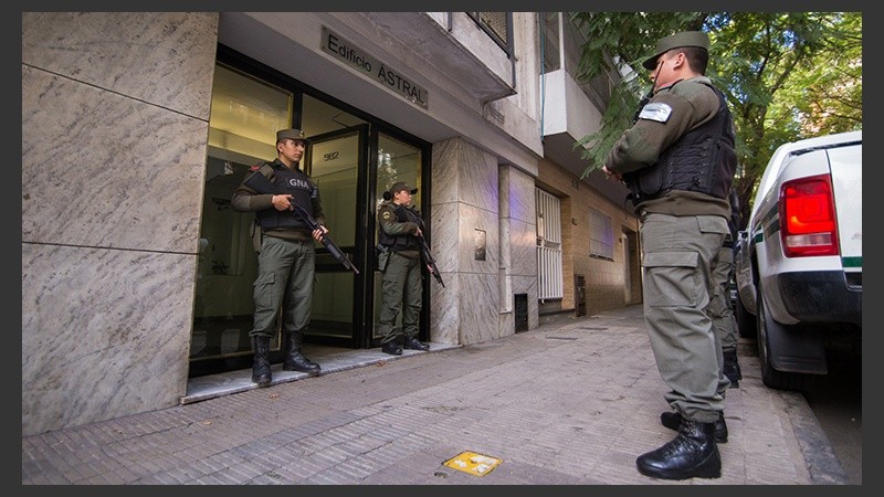 Gendarmería realizó varios allanamientos en el centro de Rosario este jueves.