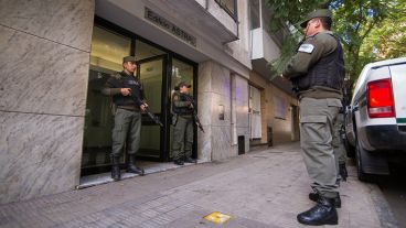 Gendarmería realizó varios allanamientos en el centro de Rosario este jueves.