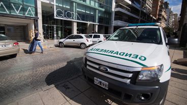 Un móvil de Gendarmería en Córdoba al 600, uno de los sitios allanados.