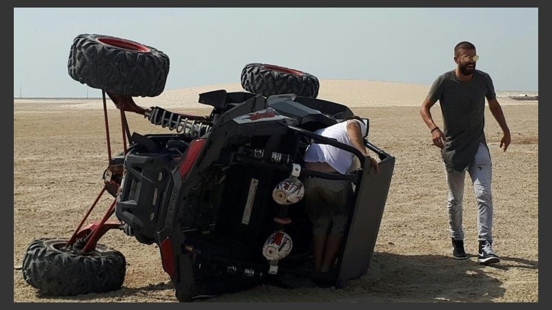 La foto de Piqué y su acompañante saliendo del vehículo volcado. 
