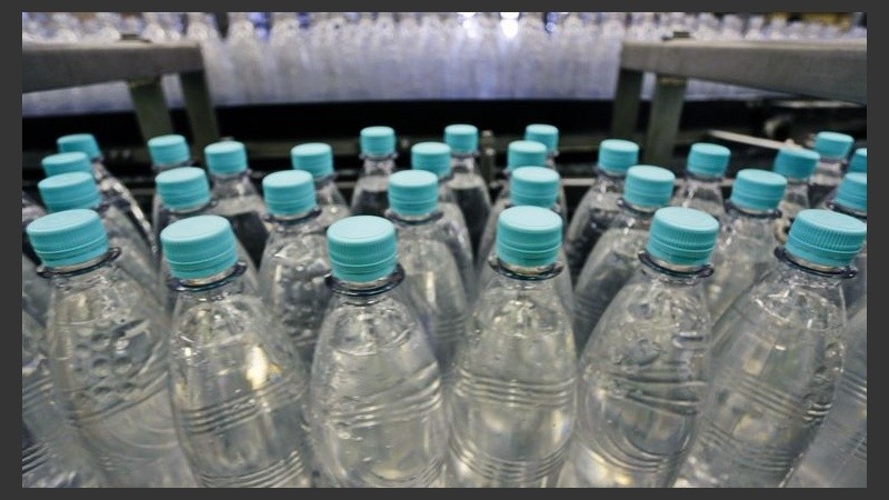 Lo mejor es usar botellas de vidrio para recargar agua.