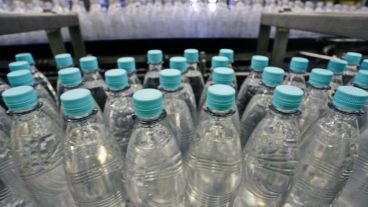 Lo mejor es usar botellas de vidrio para recargar agua.