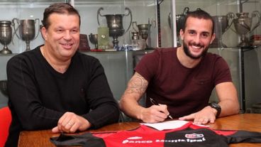 Guevgeozián firmó su contrato con el club del parque.