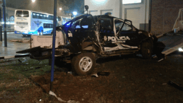 La camioneta policial aparentemente iba a gran velocidad.