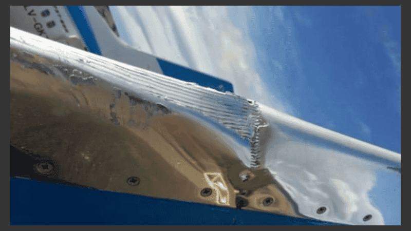 Así quedó el ala izquierda del avión accidentado.