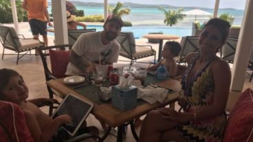 La pareja y sus hijos con un lujoso paisaje de fondo.