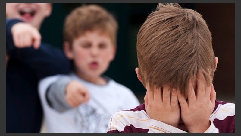 Alentar a los chicos a ayudar a los que sufren bullying es clave para combatir esta práctica.