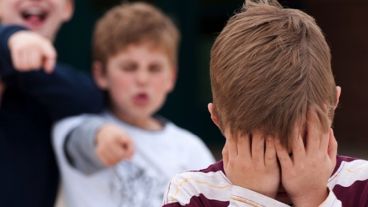 Alentar a los chicos a ayudar a los que sufren bullying es clave para combatir esta práctica.