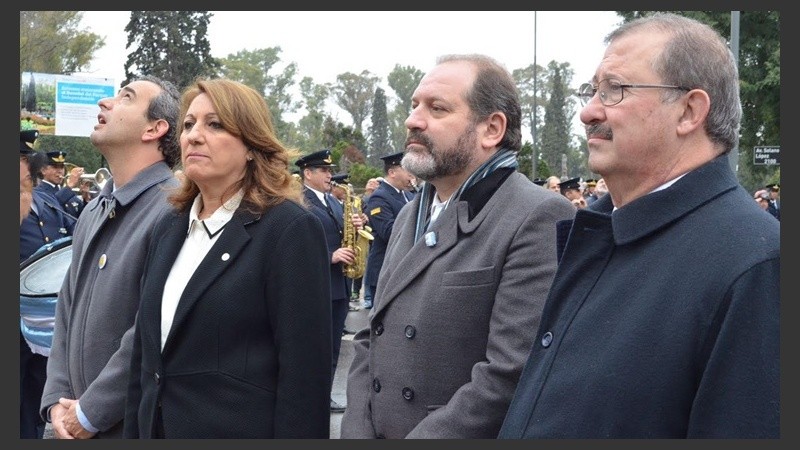 Las autoridades durante el acto.