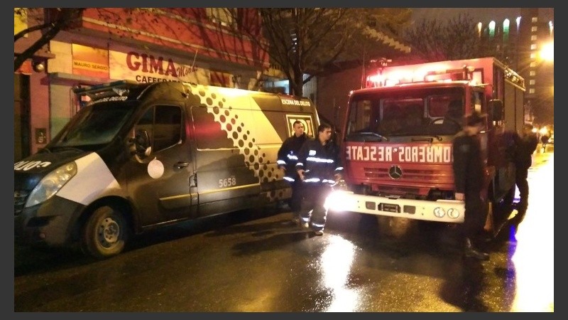 Bomberos y PDI trabajando en Cafferata al 600. 