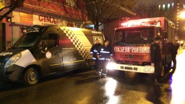 Bomberos y PDI trabajando en Cafferata al 600.