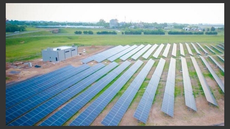 La central consta de más de 5 000 paneles solares fotovoltaicos con una superficie de captación de 7.445 metros cuadrados.