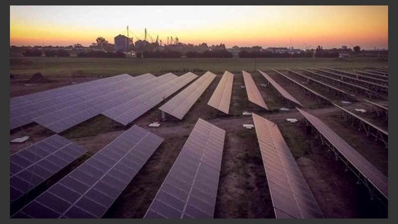 La central consta de más de 5 000 paneles solares fotovoltaicos con una superficie de captación de 7.445 metros cuadrados.