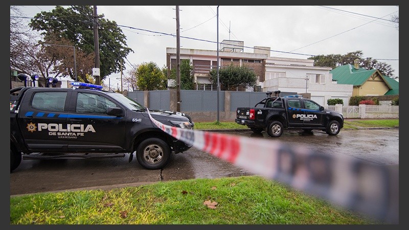 La policía trabajaba en la casa de zona Alberdi este lunes a la mañana.